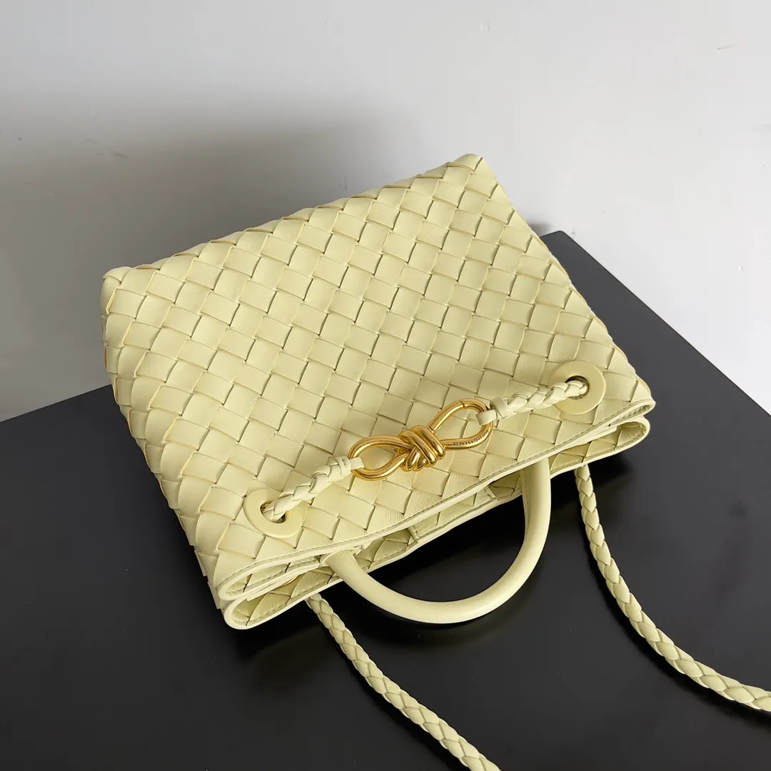 The 2023 new Andiamo batch of 1860 BV has been shipped‼ ️Really popular🔥The new Andiamo woven handbag launched by Bottega Veneta this season is really popular all over the world! ! Celebrities at home and abroad have worn it, and Oscar-winning actress Michelle Yeoh has taken it out on the street. Song Jia, Trai Yara, Yu Feihong, Sanji Ayaka, Rosie Hunting-Whiteley, Yoshioka Riho, etc. have all picked up this bag. It is classic and versatile, showing off its temperament, and the bag capacity is also large, which is very convenient for daily commuting! ! A variety of carrying methods, the shoulder straps can be adjusted by yourself, the original lambskin feels soft and delicate, and the neutral style is made to break gender boundaries and bring a more practical and longer-lasting use experience. Andiamo, which has both elegant and casual styles, perfectly interprets the true appearance of "fashionable old money style". Style number: 743568 Size: 25*22*10.5cm